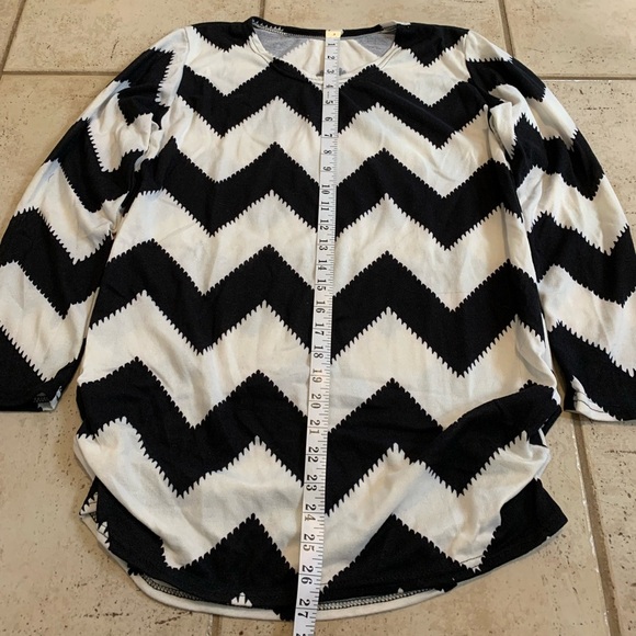Black and White Chevron Striped Long-Sleeve Blouse with Ruched Sides M - Picture 3 of 4